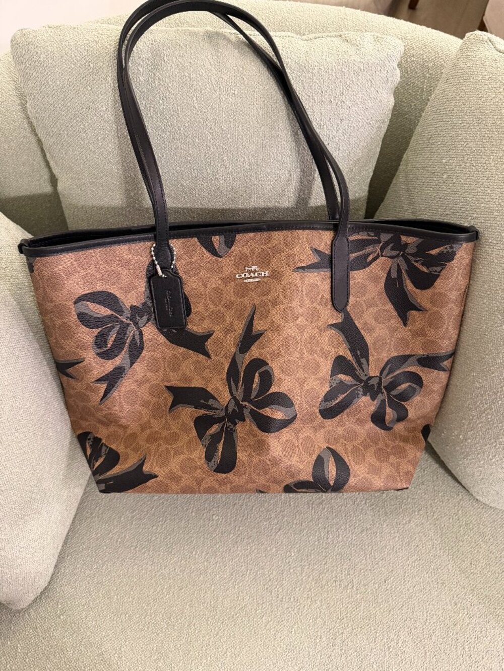 Coach city tote bag in signature canvas with bow print